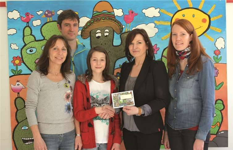Schulleiterin Monika Schüller-Diewald, Deutschlehrerin Rose Nett, Tanja Romes, Fachleiterin für Deutsch und Klassenlehrer Stephan König gratulieren Tanja Schumacher zu ihrem Erfolg beim Kreisentscheid des Vorlesewettbewerbes des Deutschen Buchhandels. privat