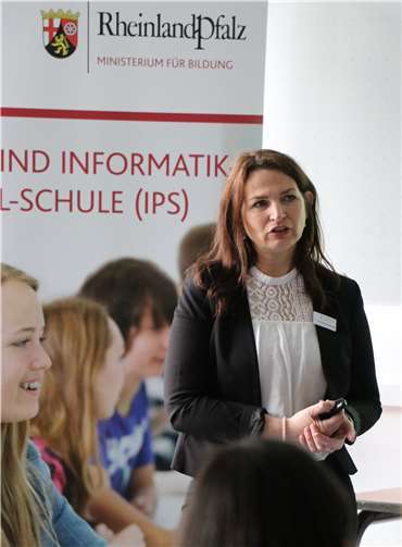 Schulleiterin Monika Schüller-Diewald erläutert die Besonderheiten der Hocheifelschule inclusive der FOS.