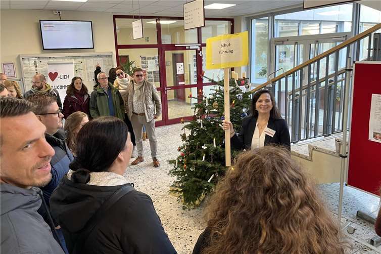 Schulleiterin Monika Schüller-Diewald führt interessierte Eltern durch das Schulgebäude. Die Kinder schnupperten währenddessen in viele spannende Unterrichtsprojekte. Foto: Kurfürst-Balduin-Realschule plus Fachoberschule