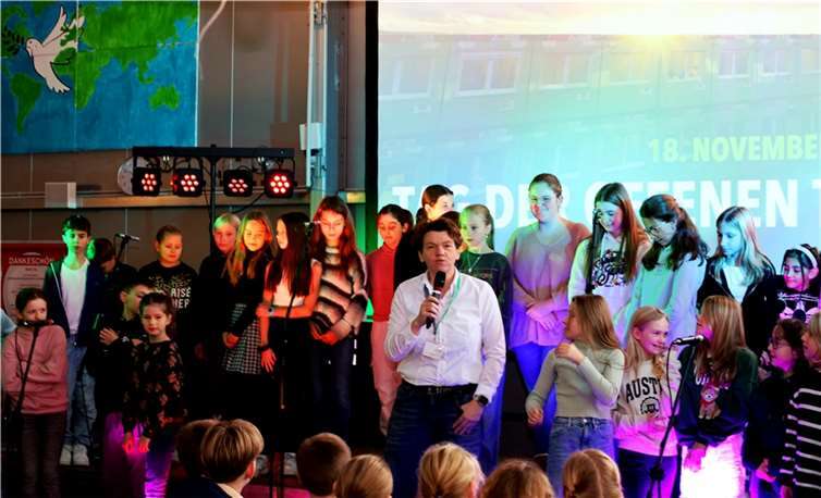 Schulleiterin Nina Pfeil begrüßt die Eltern und Kinder am Tag der offenen Tür am Are-Gymnasium. Foto: Hubert Ewers, Bonn