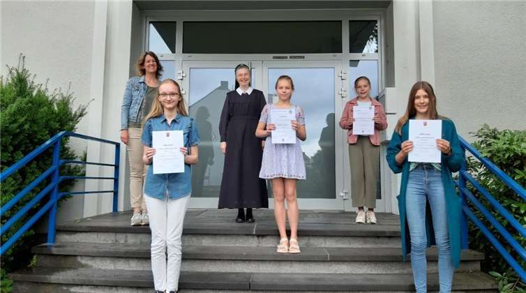 Schulleiterin Schwester M. Gabriele Schreck und die Fachkonferenzleiterin für Mathematik Dorothee Bürger gratulieren den Mathematikerinnen von Herzen. Foto: privat