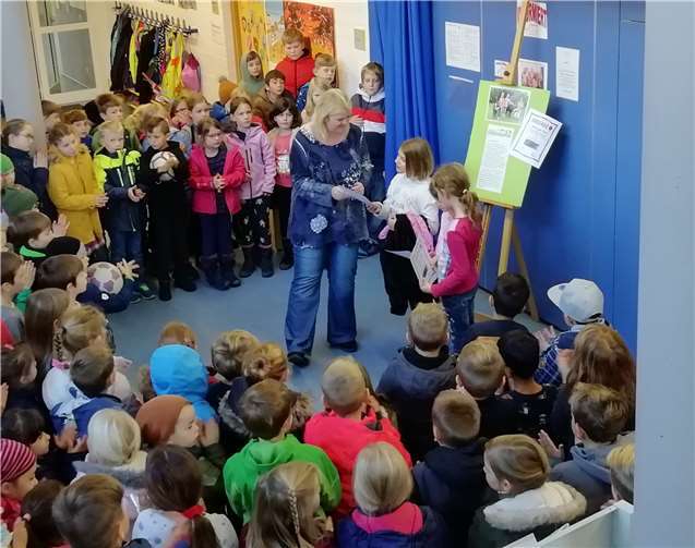 Schulleiterin Silvia Karbach zeichnete die drei Schülerinnen Enisa, Julia und Diana aus. Foto: privat