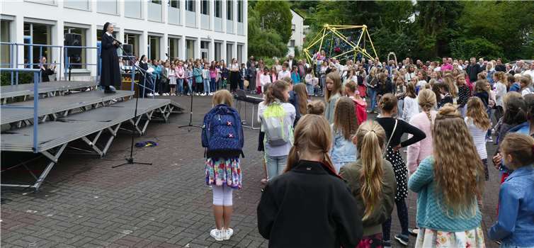Schulleiterin Sr. M. Gabriele begrüßt die neuen 5er und ihre Eltern.Fotos: privat