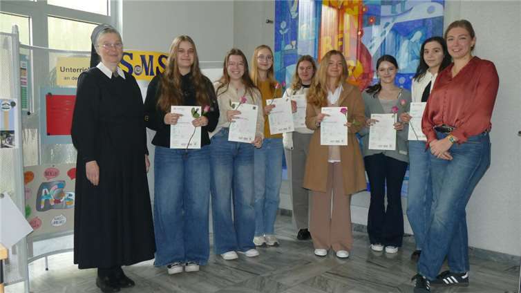 Schulleiterin Sr. M. Gabriele und Swantje Schäfer (r.) freuen sich mit den erfolgreichen Schülerinnen. Foto: SMS