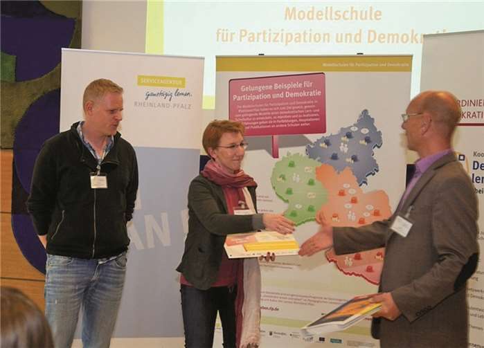 Schulleiterin Susanne Müller-Vasic und Förderschullehrer Dirk Hansen freuen sich über die Aufnahme ins Netzwerk.privat