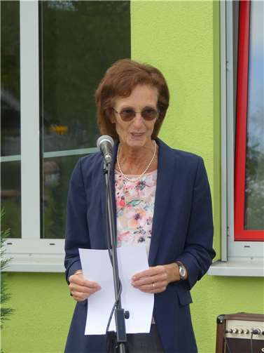 Schulleiterin Ursula Kübler hieß Schulkinder, Kollegium und Ehrengäste zur Eröffnung des Spielplatzes willkommen.