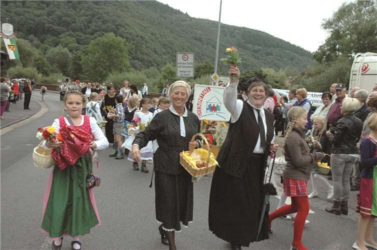 Schulleiterin und Schulsekretärin „anno dazumal“.