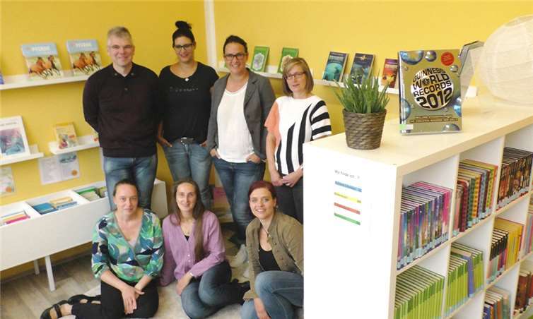 Schulleitung, Büchereieltern und Förderverein in der neuen Bücherei. Marco Britz, Sandra Becker, Patrizia Waschgler, Sylvia Große, Cynthia Schmidt, Petra Kapellen, Kelly Malottke (jeweils v.l.). Privat