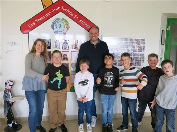 Schulleitung Doris Jörgler, Geschäftsführer Michael Preiß und Schüler der Klassen 1 und 4 der Grundschule Sankt Georg  Foto: Nicole Schumacher