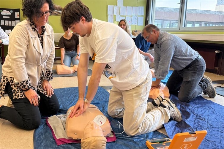 Schulleitung und Kollegium werden von T. Valentin im Umgang mit dem Defibrillator geschult