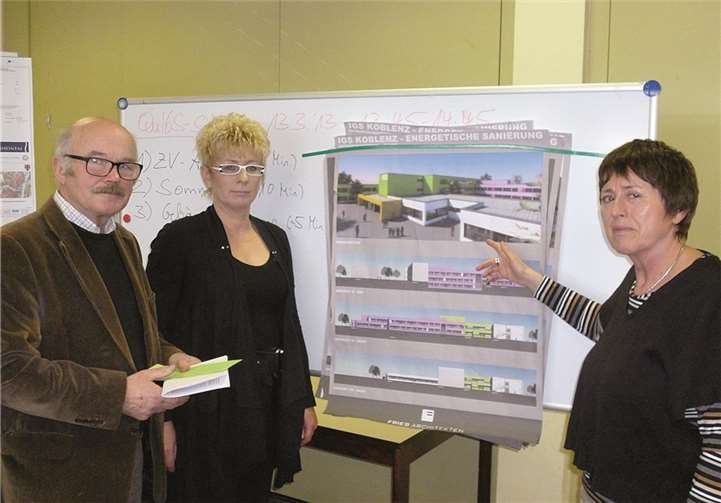 Schulpolitischer Sprecher Gerhard Voell, Fraktionsvorsitzende Marion Lipinski-Naumann, Schulleiterin Eva Liss-Mildenberger.  Privat