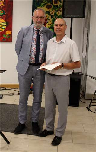 Schulrat Ralf Gross würdigte den überzeugten Einsatz Dieter Kuglers für die Schule. Quellen: Realschule plus und FOS Untermosel