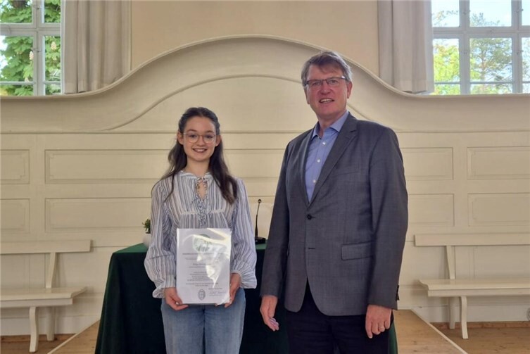 Schulreferent Dr. Kai Horstmann und Preisträgerin Emily Bau
