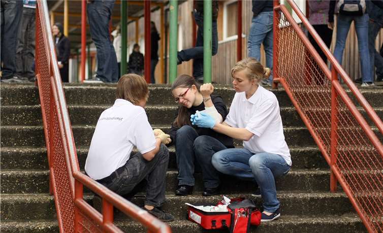 Schulsanitäter kümmern sich um eine verletzte Mitschülerin.Johanniter Unfall-Hilfe e.V.