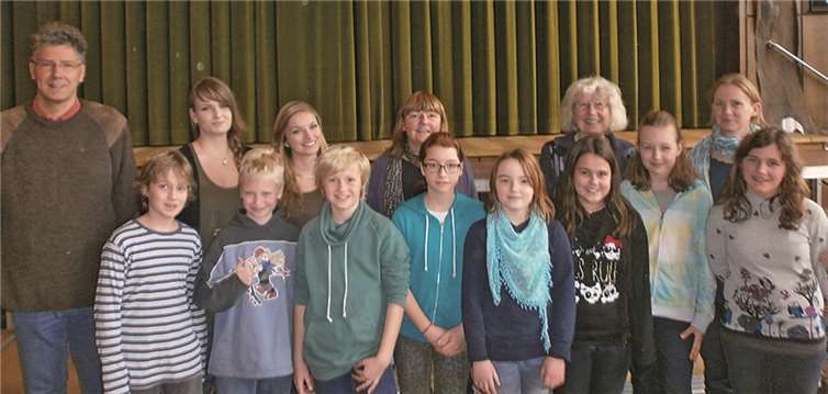 Schulsieger im Vorlesewettbewerb Lukas Grotthaus (vorne links) mit seinen Mitstreitern Peter Fischer, Marten Schreiber, Alexandra Turkot, Paula Schwickerath, Anna-Sophie Schlüter, Nina Graeve und Anne Degen sowie der Jury des Eichendorff-Gymnasiums.privat