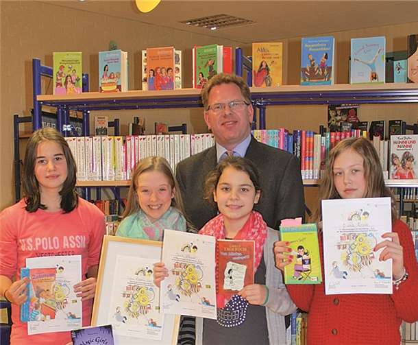 Schulsiegerin Darina Kassner (2.v.l.). AB