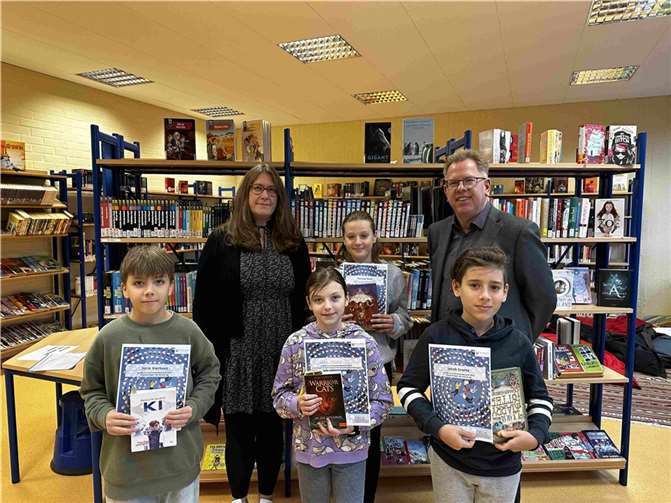 Schulsiegerin Lena Müller (vorne Mitte) mit den übrigen Klassensiegern der IGS Remagen (v.l.n.r.: Jorin Vierhaus, Barbara Küster, Lena Müller, Hannah Paul, Schulleiter Marcus Wald, Jakob Grothe) Foto: Philipp Meine