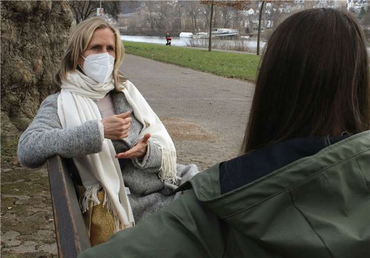 Schulsozialarbeiterin Ulrike Bourry bei einem Beratungsspaziergang mit einer Jugendlichen. In akuten Krisensituationen war ein persönlicher Kontakt auch während des Lockdowns möglich.