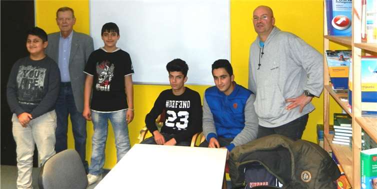 Schulsozialpädagoge Bruno Riffeler (rechts) und Konrad Biewald, Zweiter Vorsitzender des Vereins Zehnthaus, mit einigen der Schüler vor der neu angeschafften weißen Tafel.privat