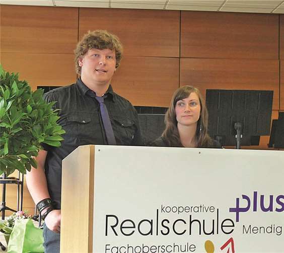 Schulsprecher Miguel Schreiber und Jasmin Fleischer bedankten sich insbesondere bei FOS-Koordinator Dirk Wehner für dessen Einsatz.