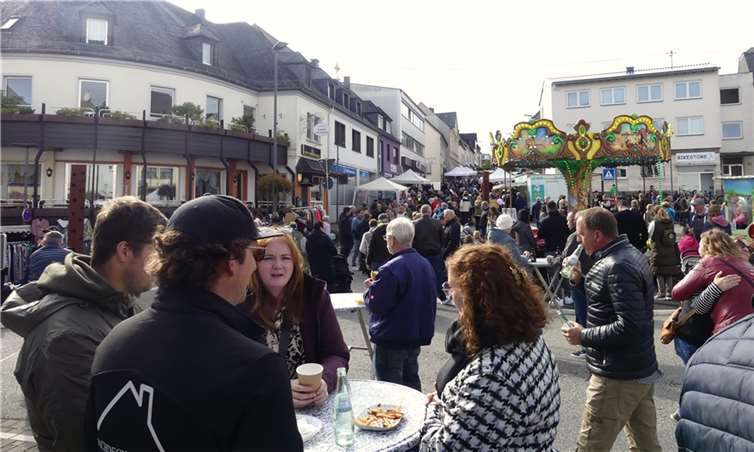 Schulter an Schulter drängten sich die Besucher in Kaisersesch über die mit Angeboten gut bestückte Marktmeile. Foto: TE