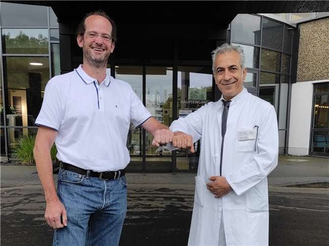 Schulterschluss der SolidAHRität: Kambiz Fadaei (re.), Chefarzt der Abteilung für Gefäßchirurgie im Krankenhaus Maria Hilf, und Dr. Ulrich Bauer vom Gefäßzentrum Dr. Bauer.Foto: Hannah Scosceria