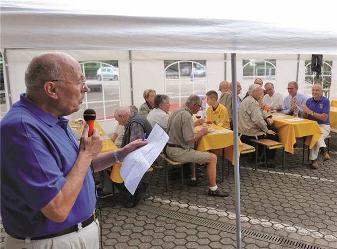 Schultes Horst Felten richtete das Wort beim Sommerklaaf an die zahlreich erschienenen Gäste. FotoFIX