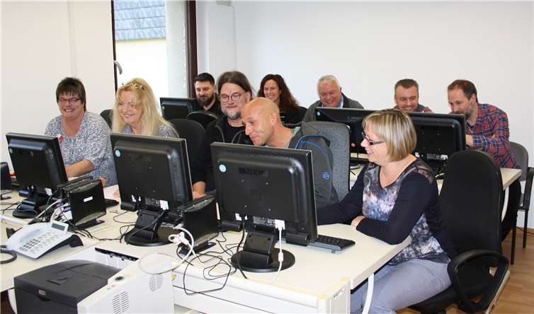 Schulung der Key User, die wiederum ihre Teams entsprechend schulen. (Bereichsleitungen, Standortleitungen, QM, Teamleitungen, Pflegedienstleitung) plus Administratoren (Bewohnerbüro).privat