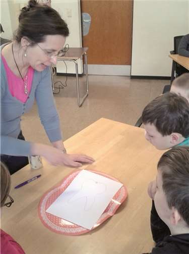 Schulzahnärztin mit Schülern der Klasse 1-2-3, Versuch zum Thema Wie wirkst sich Säure auf unsere Zähne aus. privat