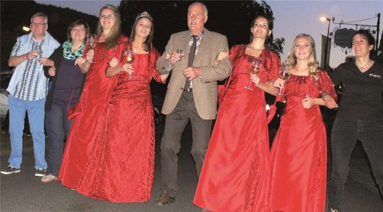 Weinkönigin Kristina hat gleich drei Weinprinzessinnen 