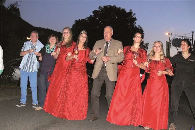 Schunkeln auf der Festmeile. Ortsbürgermeister Klaus Zucchet und Gäste hakten sich bei den Weinmajestäten gerne dazu ein.TE