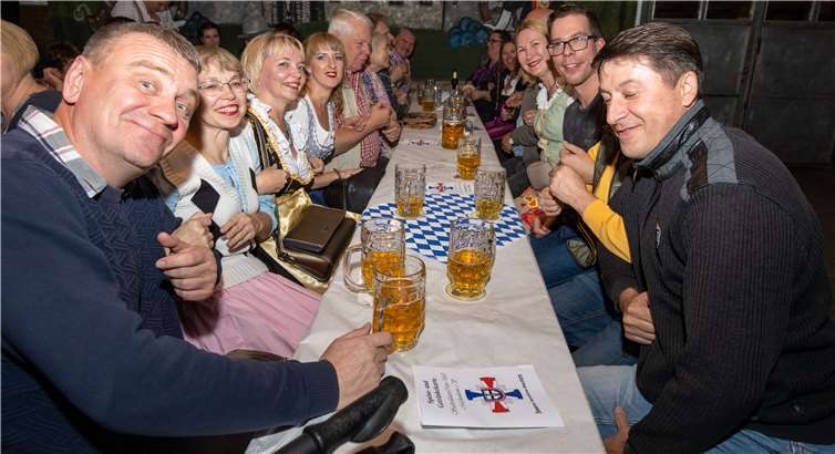 Schunkeln im Festzelt beim ersten Festbier. Fotos: CEW
