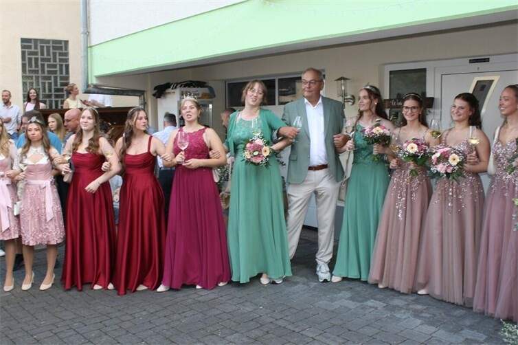 Schunkeln mit Ortsbürgermeister Hermann Oster.  Zum Auftakt des Weinfestes waren ebenso Weinmajestäten aus der Region vertreten.
