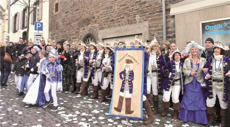 Schunkelnd unterstützten Obermöhn Michaela I. sowie das Kinderpaar Yannik I. und Lisa I. die Prinzengarde bei der Rathauserstürmung. L. Pies
