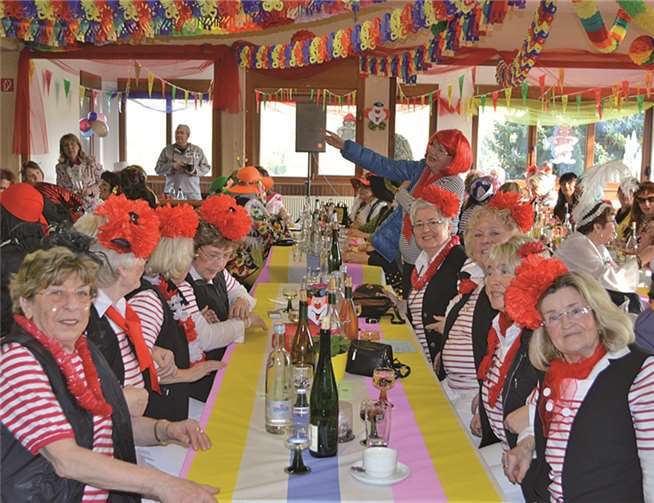 Schunkelrunde in der voll besetzten Schützenhalle. AB