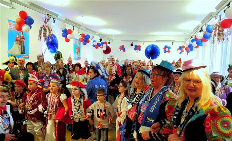Schunkelrunde mit dem Kinderprinzenpaar aus St. Sebastian, mit Möhnen und dem übrigen Narrenvolk.