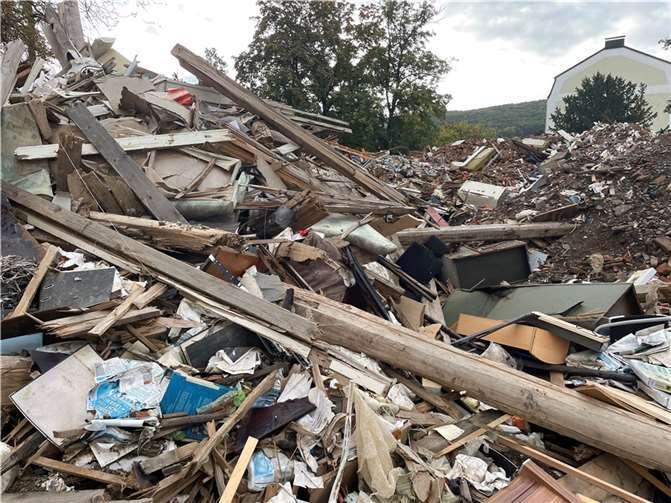 Bad Neuenahr: Warum die Kurstadt beim Aufräumen hinterherhinkt Schuttberg in der Felix-Rütten-Straße, Mitte Oktober. Foto: ROB