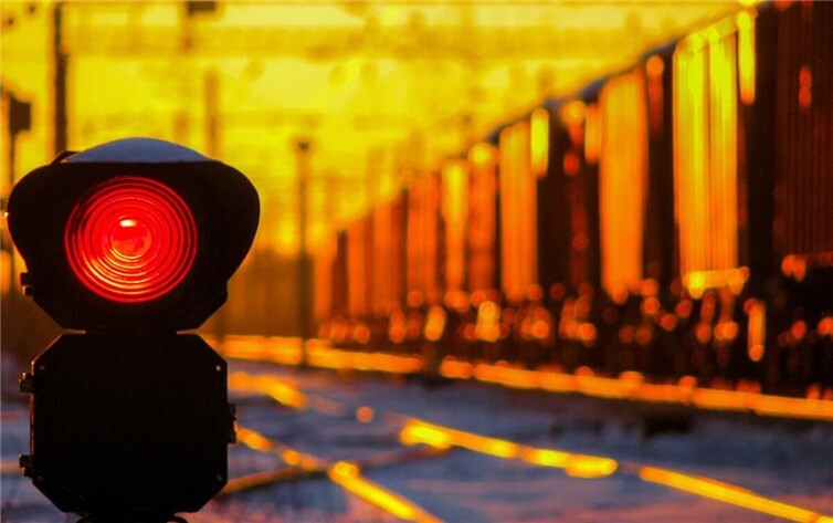 Schutz vor Bahnlärm könnte ultimativ, wie an Flughäfen, ein Nachtfahrverbot bedeuten.