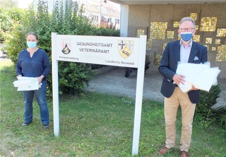 Schutzanzüge der Kategorie III überreichte Erwin Rüddel an das Gesundheitsamt Neuwied, vertreten durch die Leitende Kreis-Tierärztin Ilonka Degenhardt (li). (Foto: Reinhard Vanderfuhr / Büro Rüddel)