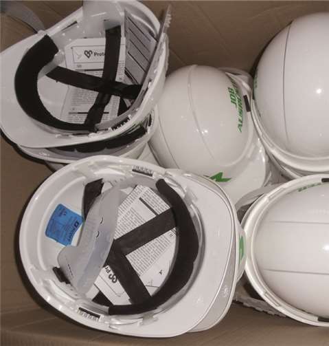 Schutzhelme wurden an das Kuratorium für Heimatforschung gestiftet.privat