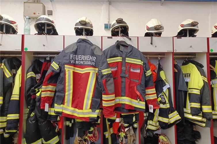 Schutzkleidung für die Feuerwehrleute: In den Jahren 2025 und 2026 wurden und werden für die Aktiven neue High-Tech-Jacken in Feuerwehrrot angeschafft. Foto: VG Montabaur / Christina Weiß