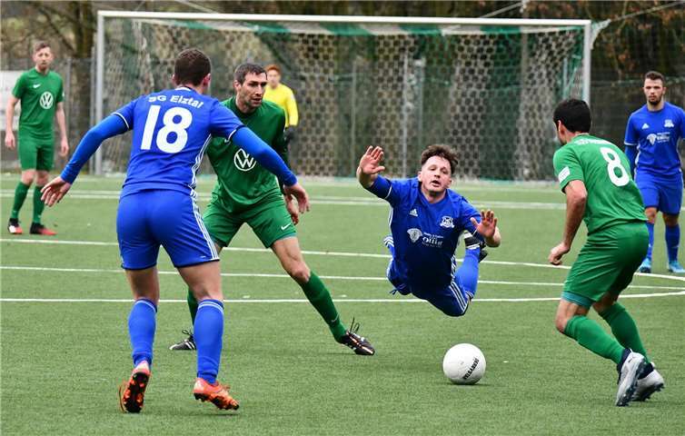Schwalbe oder nicht? Ludwig Amling, der Spielertrainer der SG Elztal, im Sturzflug. Links sieht sein Mannschaftskollege Robin Mintgen zu, der Oberwinterer Jonas Jaber (rechts) wird bald eingreifen.Fotos: RASCH