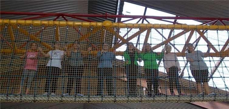 Schwankende Hängebrücke im Labyrinth – nichts für Höhenangst.