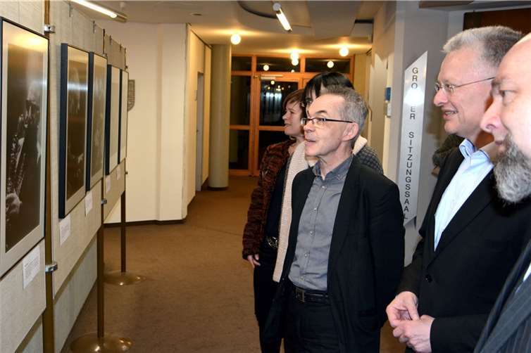 Schwarz-weiß Portraits bedeutender Musiker: Kabarettist Arnim Töpel und Landrat Frank Puchtler lassen sich von Fotograf Peter Meurer (von rechts) die Werke im Kreishaus zeigen.privat
