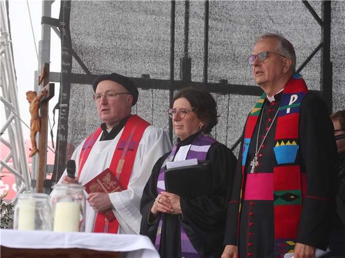 Schwarze Lederjacken, schwere Stiefel, dunkle Helme – der Trierer Weihbischof Jörg Michael Peters, Pastor Klaus Kohnz (katholische Pfarreiengemeinschaft Kelberg) und Pfarrerin Claudia Rössling-Marenbach (evangelische Kirchengemeinde Adenau) schauen beim gemeinsamen ökumenischen Gottesdienst in eine eher ungewöhnliche Runde. Quelle: Bistum Trier