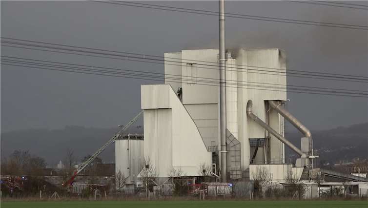 Schwarzer Rauch trat während des Maschinenbrand aus dem oberen Teil des Gebäudes aus. Foto: WinklerTV