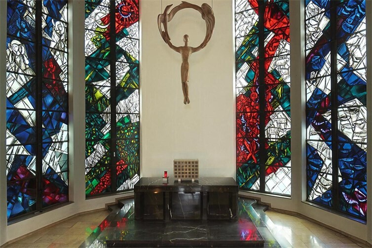 Schwarzkopf--Fenster in der Citykirche „Der barmherzige Samariter“.