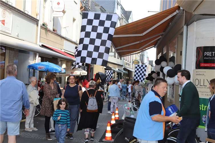 Andernach wurde zum Racecamp Schwarzweiß karierte Start-Zielflaggen hingen über den Straßen.