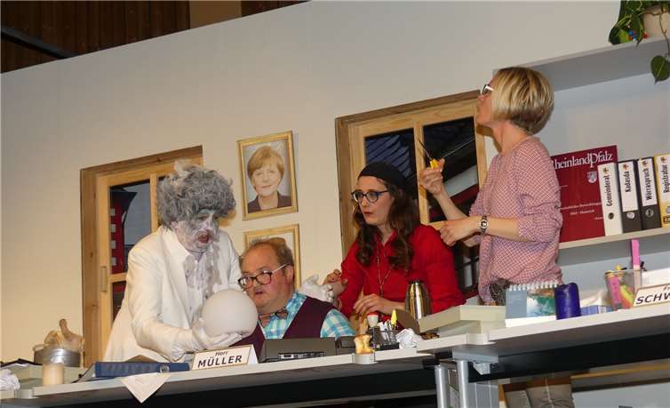 Schwebende und aufblitzende Glaskugeln vor der Nase sollen den Sachbearbeiter Müller in Trance versetzen.