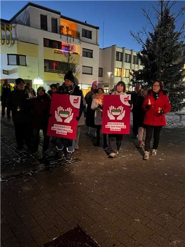 Schweigemarsch durch die Fußgängerzone am Neuen Markt.  Quelle: CDU Meckenheim
